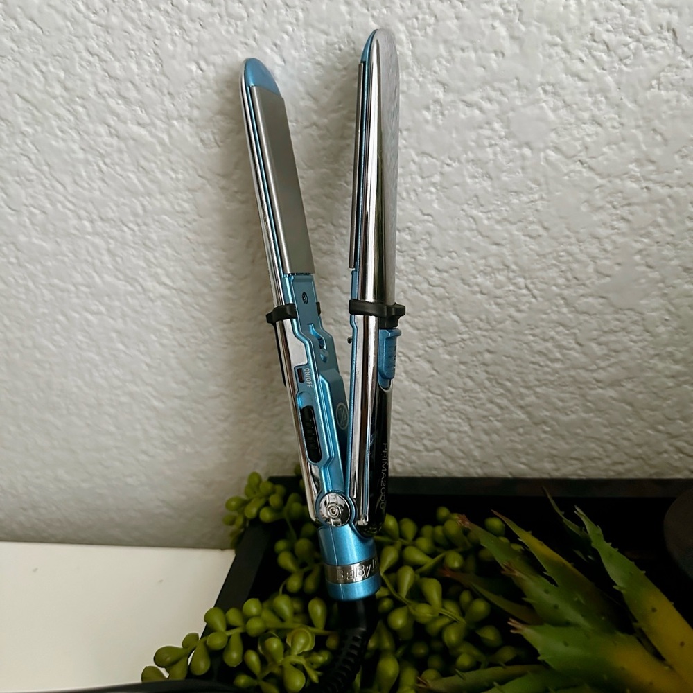 Bsbyliss Blue and Silver Hair Straightener